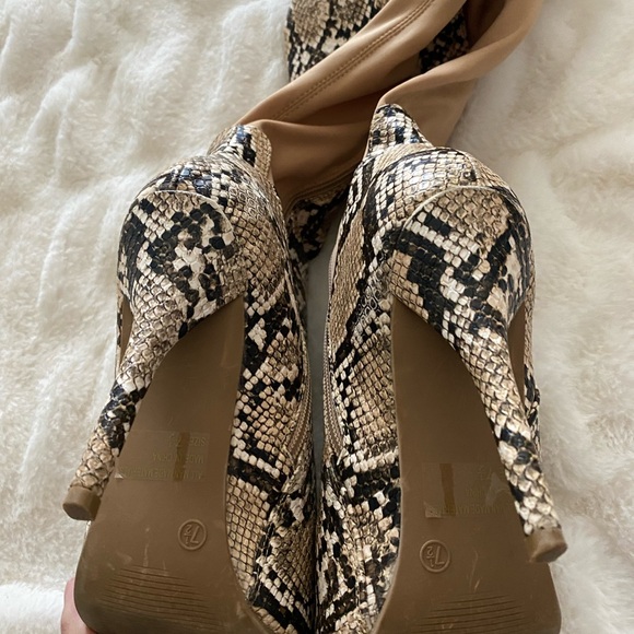 GORGEOUS PYTHON OVER THE KNEE BOOTS 7 1/2 - Picture 4 of 10